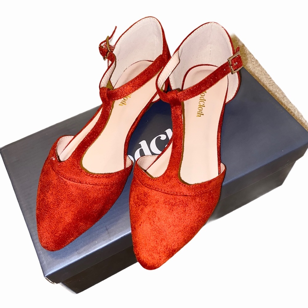 NWT MODCLOTH Heartbeat Rust Red Flats Size 6